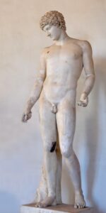 Posąg Antinousa, kochanka cesarza Hadriana. Uważani są za gay icons, chociaż obecnie coraz częściej zauważa się zaburzoną relację władzy między mężczyznami i status Antinousa jako poddanego Hadriana źródło: Wikimedia Commons